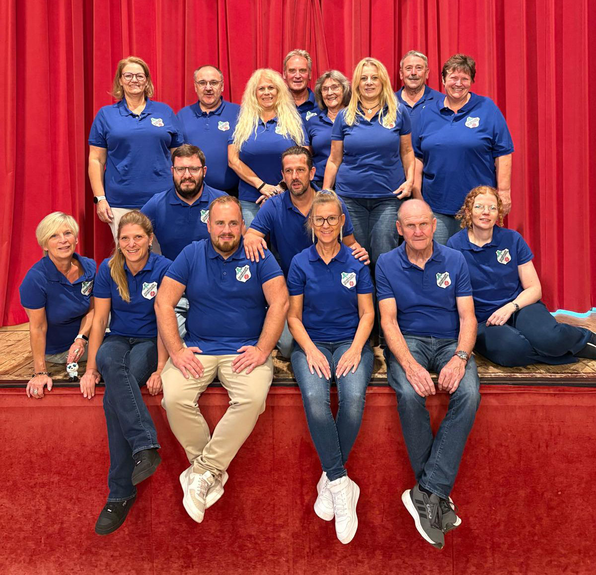 Gruppenbild-Sitzend